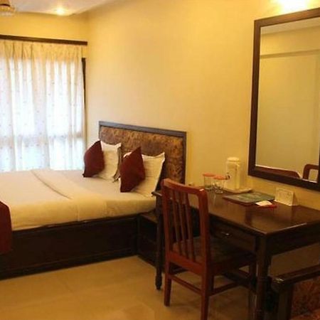 P M Regency Hotel Vadodara Buitenkant foto