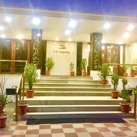 P M Regency Hotel Vadodara Buitenkant foto