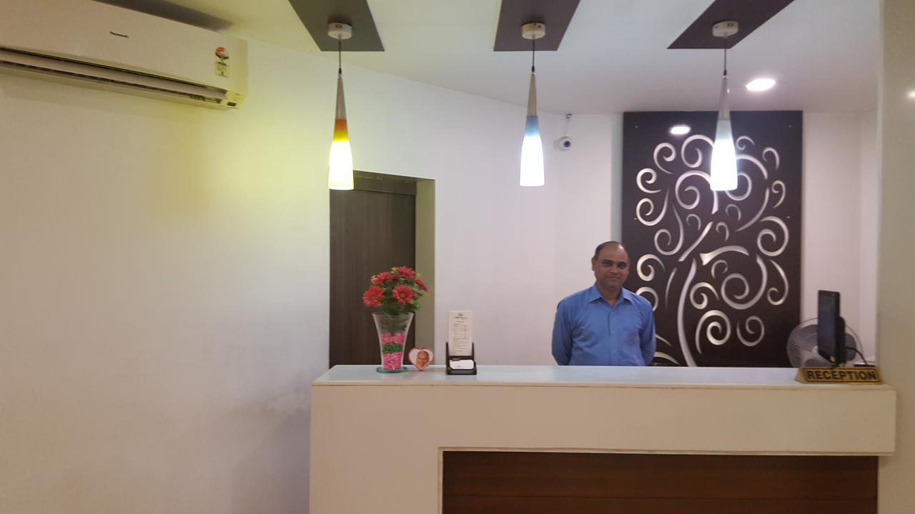 P M Regency Hotel Vadodara Buitenkant foto