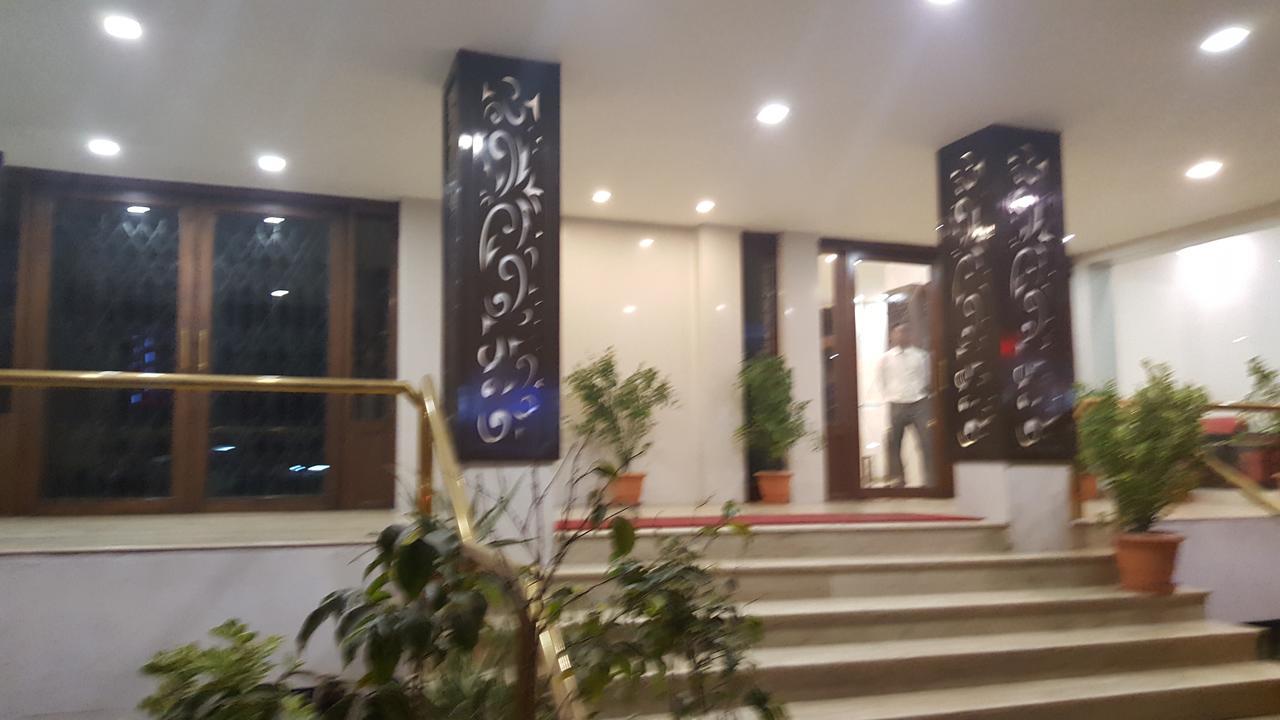 P M Regency Hotel Vadodara Buitenkant foto