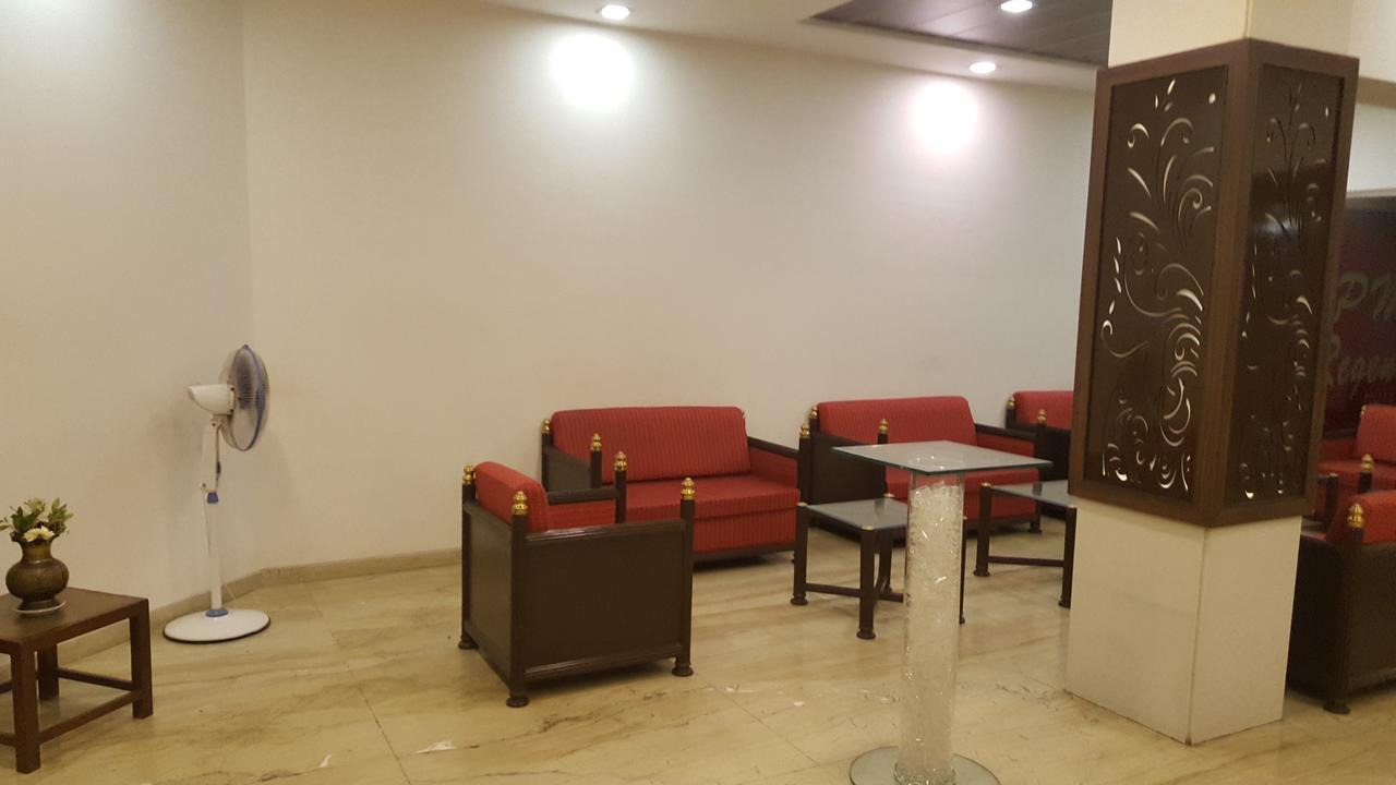 P M Regency Hotel Vadodara Buitenkant foto