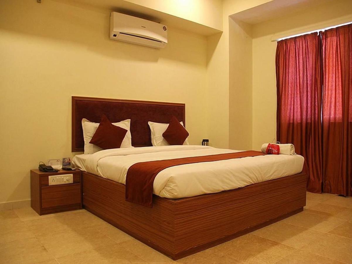 P M Regency Hotel Vadodara Buitenkant foto