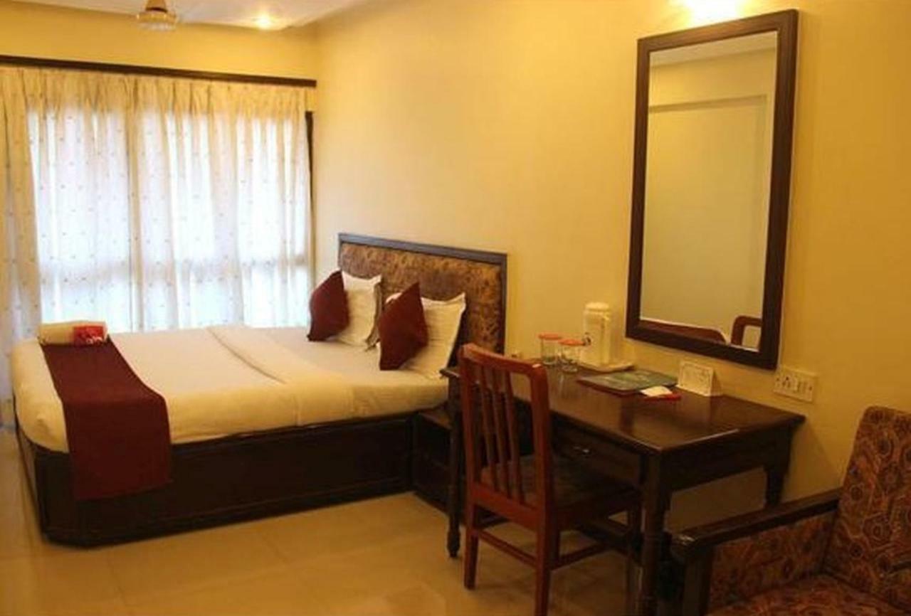 P M Regency Hotel Vadodara Buitenkant foto