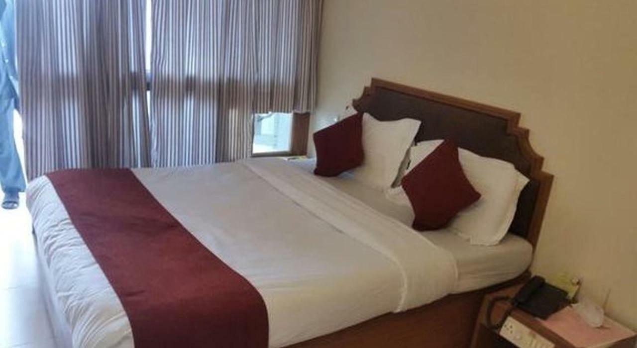 P M Regency Hotel Vadodara Buitenkant foto