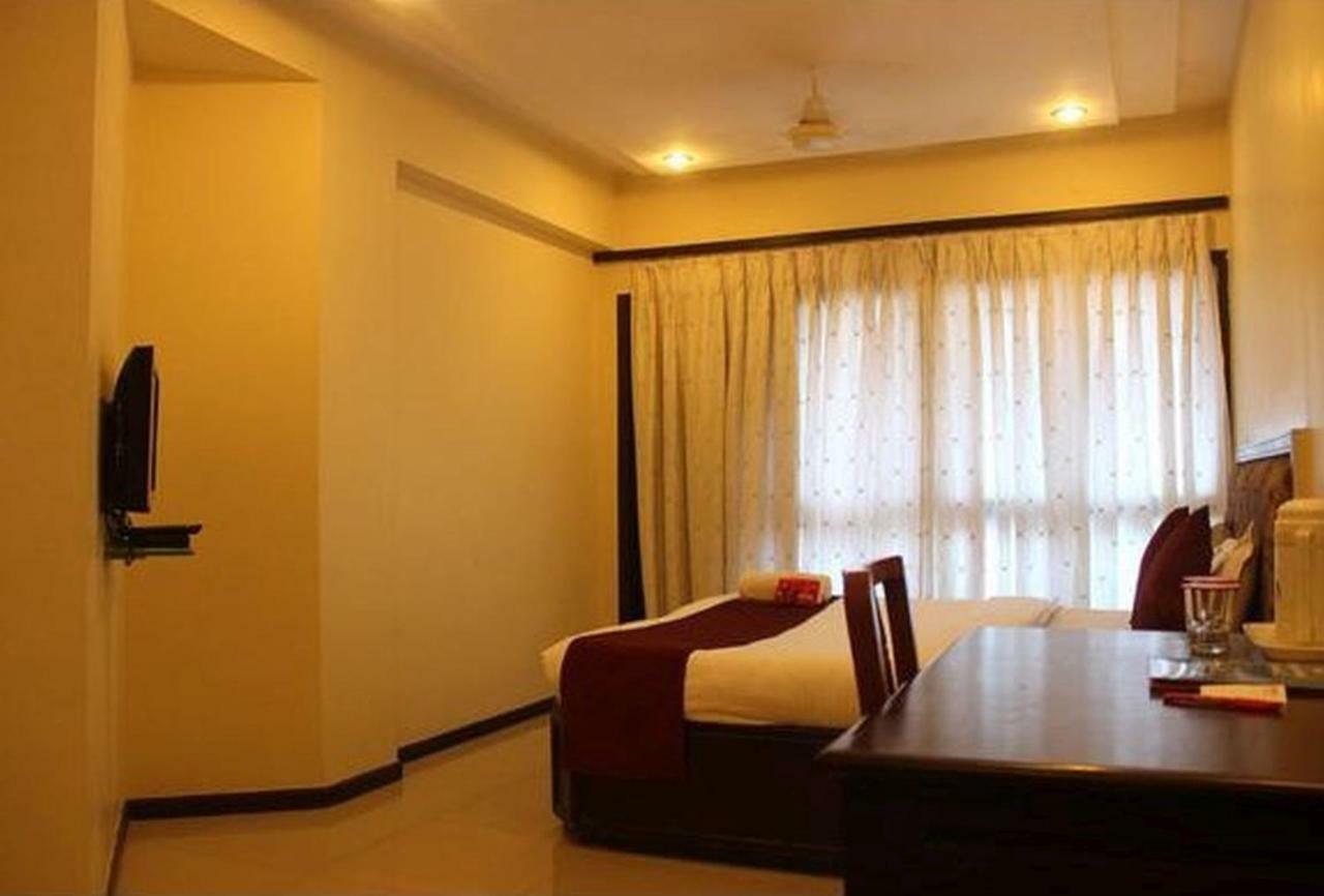 P M Regency Hotel Vadodara Buitenkant foto
