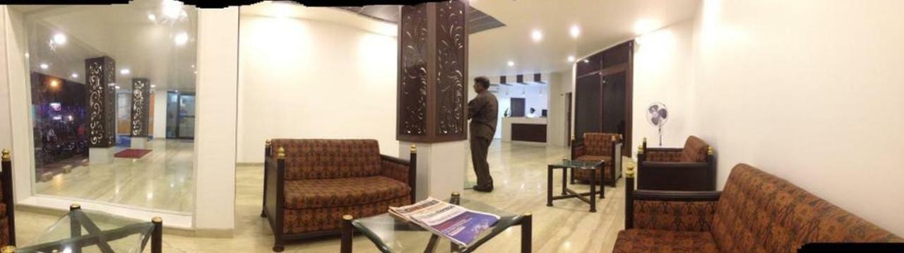 P M Regency Hotel Vadodara Buitenkant foto