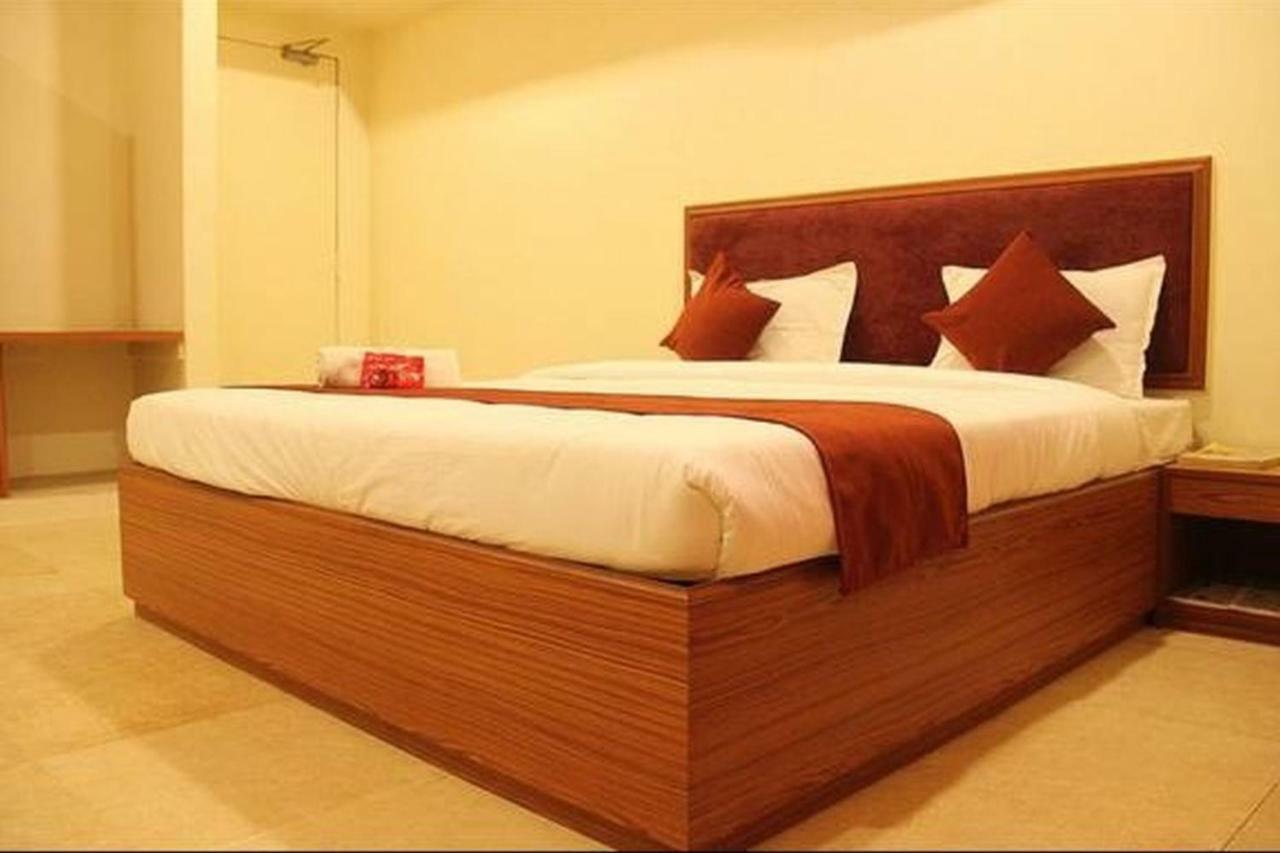P M Regency Hotel Vadodara Buitenkant foto