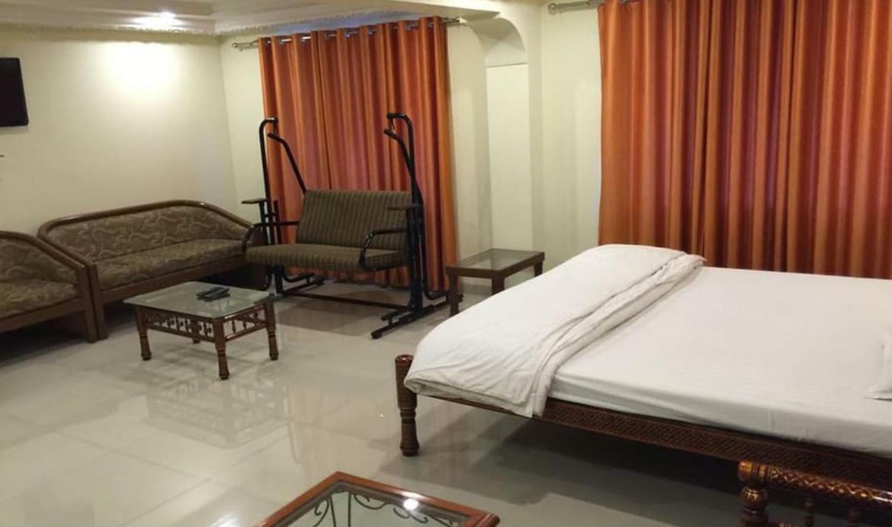 P M Regency Hotel Vadodara Buitenkant foto